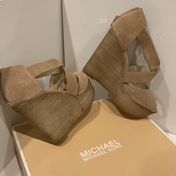NWOT Michael Kors Wedge Light Beige Suede Platform Sandal Harley Silver Hardware - Picture 15 of 16